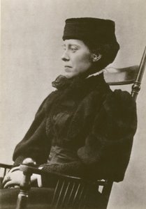 Mary Kingsley, portret, zittend, met hoed door English Photographer