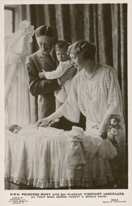 Mary, prinses koninklijk, en haar echtgenoot, graaf Lascelles, met hun zonen, George en Gerald door English Photographer