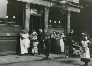 Mannen, vrouwen en kinderen buiten een Londense taverne door English Photographer