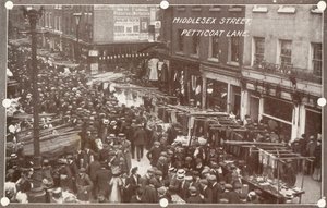 Middlesex Street op Petticoat Lane door English Photographer