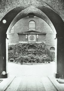Millbank Prison: kapel door boog, 1885 door English Photographer