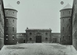 Millbank Prison: beneden, hoofdgang, 1885 door English Photographer