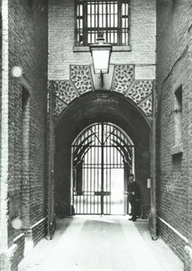 Millbank Prison: hoofdgang, Warden Barnard in deuropening, 1885