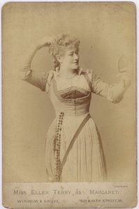 Miss Ellen Terry als Margaret door English Photographer