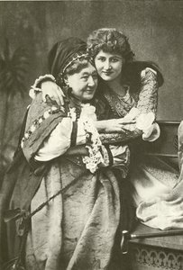 Miss Mary Anderson en Mrs Stirling als Julia en Verpleegster (gravure) door English Photographer