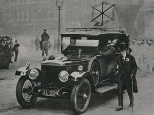 Auto met radio-ontvangstapparatuur en een frame-antenne op het dak van de auto door English Photographer