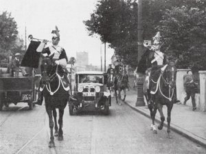 Bereden herauten van wapens voorafgaand aan een officiële auto, Londen door English Photographer