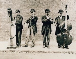 Muzikanten in Greenwich in 1884 door English Photographer