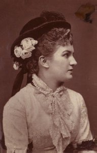 Nelly Brombley door English Photographer