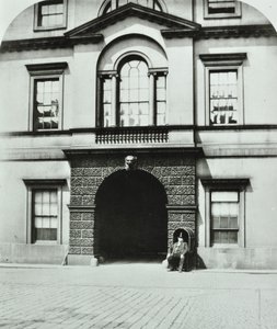 Northumberland House, Charing Cross, Westminster: binnenplaats, 1880 door English Photographer
