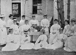 Verpleegsters in het pestziekenhuis, Uitvlugt, nabij Kaapstad, illustratie uit The King, 25 mei 1901 door English Photographer