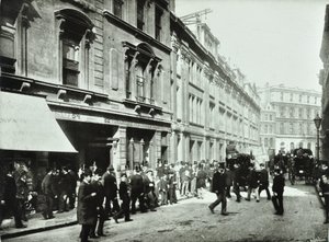 Old Broad Street, ingang van de Beurs, City of London, 1890 door English Photographer