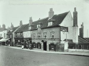 Old Bull, Wandsworth High Street, 1897 door English Photographer