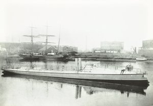 Een van de drie torpedoboten gebouwd voor de Portugese regering, Londen, 1881 door English Photographer