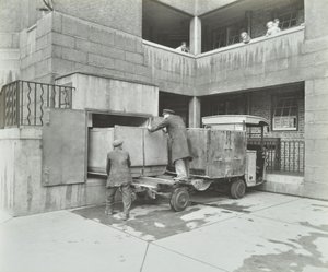 Ossulston Estate: vuilnismannen legen container aan de onderkant van de vuilnisgoot door English Photographer