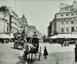 Oxford Circus, Westminster LB: kijkend naar het oosten, 1890 door English Photographer