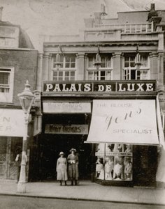 Palais de Luxe, High Street, Bromley door English Photographer