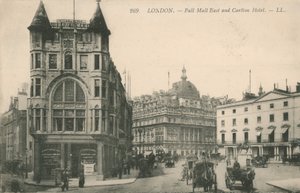 Pall Mall East en Carlton Hotel door English Photographer