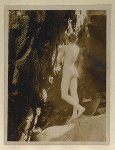 Foto van Alistair Graham naakt, bewaard met zijn brief aan Evelyn Waugh, ca. 1924 door English Photographer