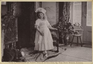 Foto van een jong meisje door English Photographer