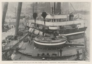 Het plaatsen van een 67-tons kanon (13.5) in de voorste toren van HMS Trafalgar, Port Guard-Ship in Portsmouth door English Photographer