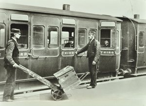 Perronportiers op een treinstation, 1885 door English Photographer