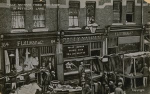 Polly Nathans Gebakken Vis Winkel, Petticoat Lane, Londen door English Photographer