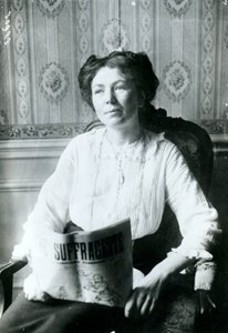 Portret van Christabel Pankhurst die een exemplaar van The Suffragette leest, ca. 1905