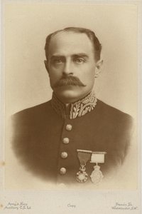 Portret van Francis Younghusband (zwart-wit foto)