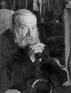 Portret van Hilaire Belloc, bij zijn huis, Kings Land, Shipley, West Sussex door English Photographer