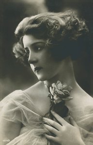 Portret van een mooie jonge vrouw met een roos door English Photographer
