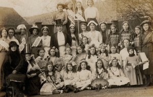 Portret van een groep schoolmeisjes met hun leraren gekleed in kostuums van de wereld