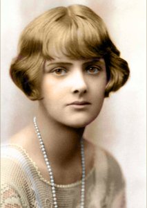 Portret van de schrijfster Daphne du Maurier in 1930 door English Photographer
