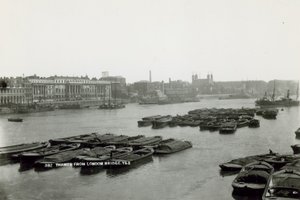 Ansichtkaart met een uitzicht op de Theems vanaf London Bridge