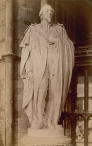Ansichtkaart met een afbeelding van een standbeeld van Benjamin Disraeli door English Photographer