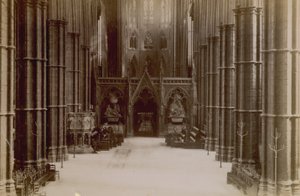 Ansichtkaart met een afbeelding van het interieur van Westminster Abbey