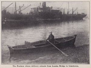 Postbode wiens bezorging zich uitstrekt van London Bridge tot Limehouse in een boot op de rivier de Theems, Londen door English Photographer