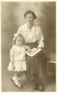 Mooi meisje, moeder of gouvernante, toont foto