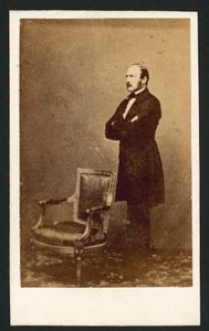 Prins Albert, staand achter een stoel door English Photographer