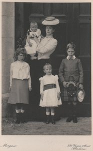 Prinses Alexandra afgebeeld met vier van haar kinderen