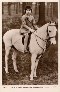 Prinses Elizabeth (later koningin Elizabeth II) die op een witte pony rijdt