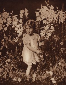 Prinses Elizabeth in de tuin door English Photographer
