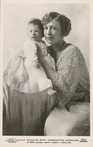 Prinses Mary, gravin Lascelles, met haar oudste zoon, George door English Photographer
