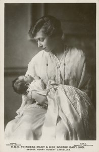 Prinses Mary, Viscountess Lascelles, met haar oudste zoon, George door English Photographer