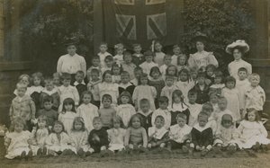 Leerlingen zitten in een groep terwijl ze poseren voor een portret