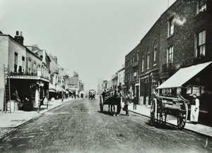 Putney High Street, kijkend naar de brug, 1885 door English Photographer
