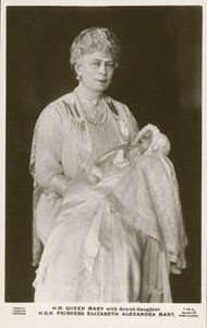 Koningin Mary, gemalin van koning George V, met haar kleindochter, prinses Elizabeth door English Photographer