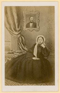 Koningin Victoria, toen weduwe, met een portret van de Prins-Gemaal achter haar (zw/w foto) door English Photographer
