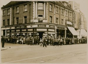 Rij voor Charlie Chaplin in The Kid bij The Majestic, High Street, Clapham, circa 1921