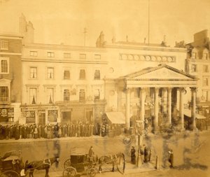 In de rij staan bij de Haymarket in 1895 voor de eerste avond van Trilby met Tree door English Photographer